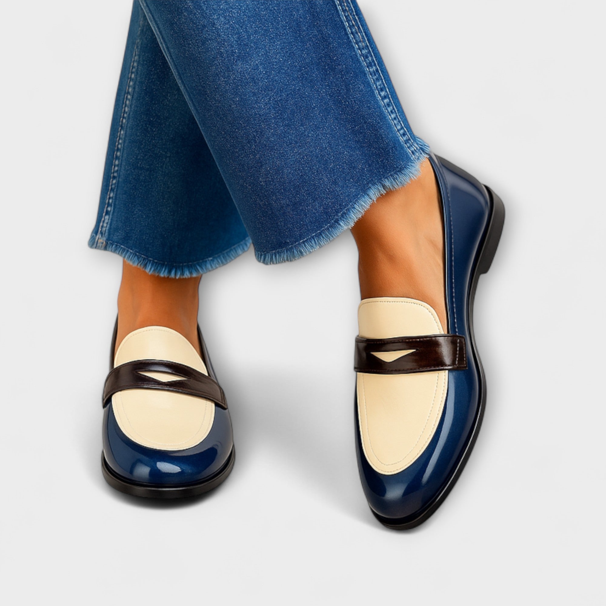 Claudia Kontrast-Slipper in dunklem Blau mit beigem Einsatz und breitem Riemen