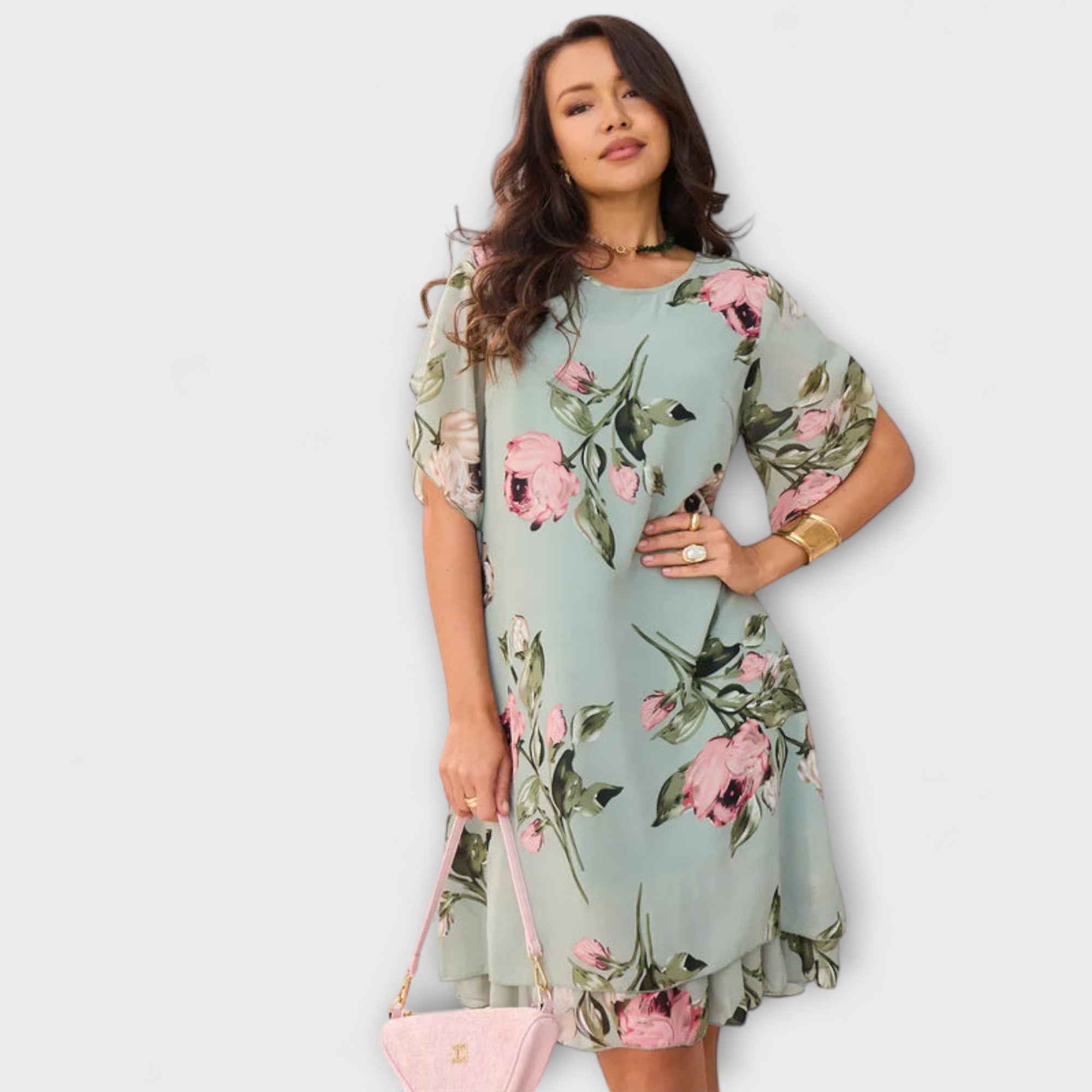 Elegantes Chiffonkleid in Hellgrün mit großem Blumenmuster, fließender Saum, Vornansicht.