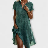 Fliessendes Sommerkleid mit V-Ausschnitt, Kurzarm, Knopfleiste und Sprenkelmuster, vorn Schlitz
