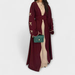 Cardigan-Kleid Duo in Bordeauxrot mit Schleifenverzierung, Belegeinsatz und Wickeloptik