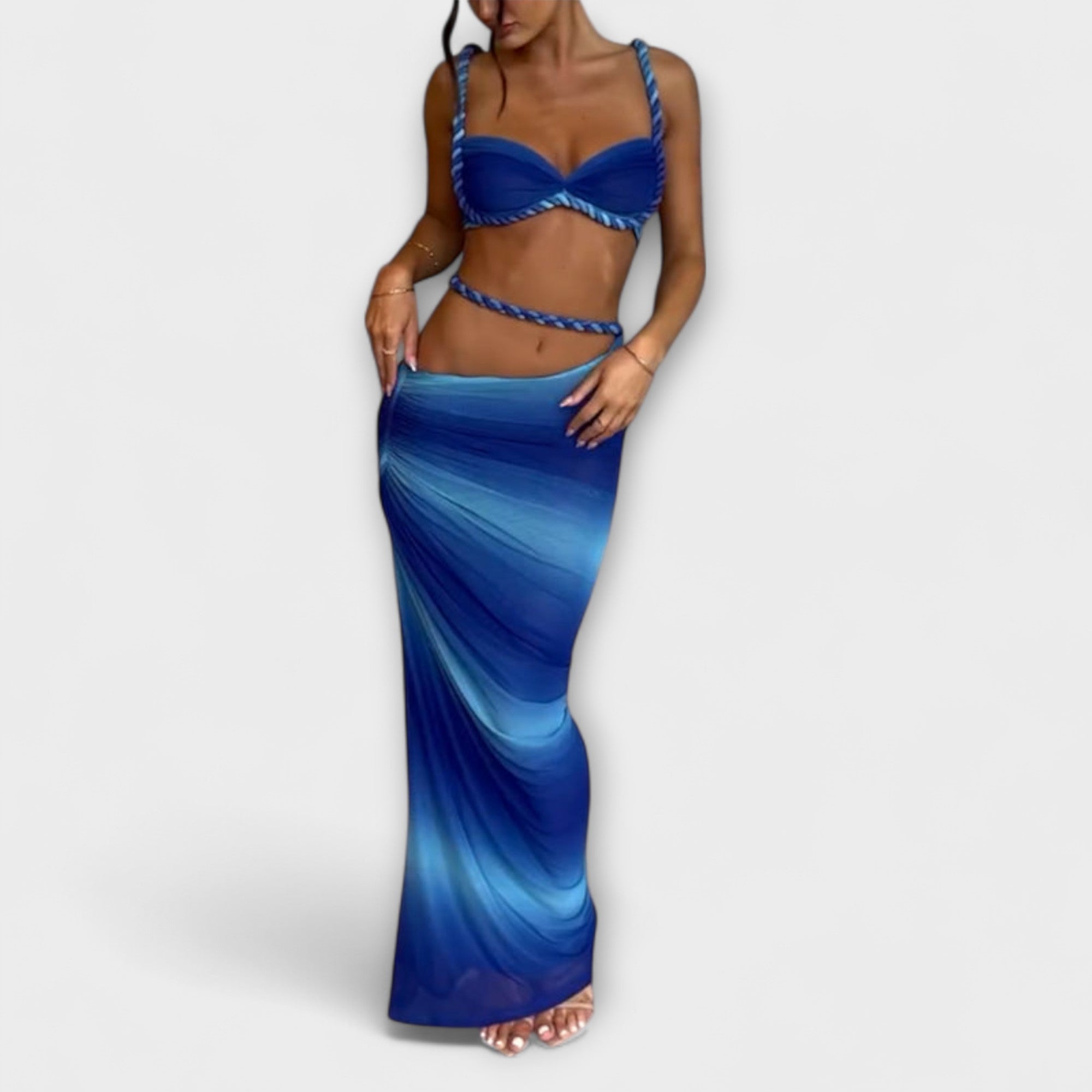 Gradient-Crop-Top mit Zopfbändern und hoher Maxirock, blau