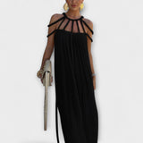 Schwarzes Maxikleid mit Drapierungen und Zopfträgern am Ausschnitt