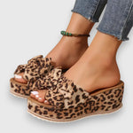 Keilsandalen mit Leopardenmuster und Schleifenriemen, braun/beige, Korkoptik-Plateau