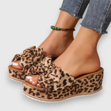 Keilsandalen mit Leopardenmuster und Schleifenriemen, braun/beige, Korkoptik-Plateau