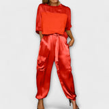 Zweiteiliges Set: rotes Satin-Top und Jogginghose mit Bindegürtel, Taschen