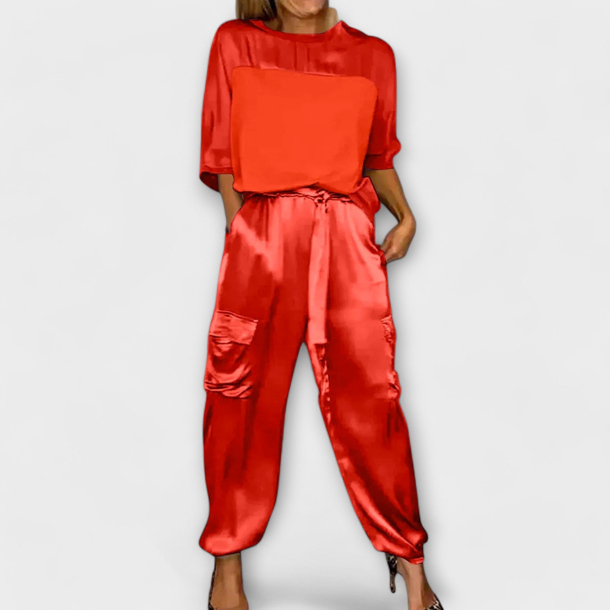 Zweiteiliges Set: rotes Satin-Top und Jogginghose mit Bindegürtel, Taschen