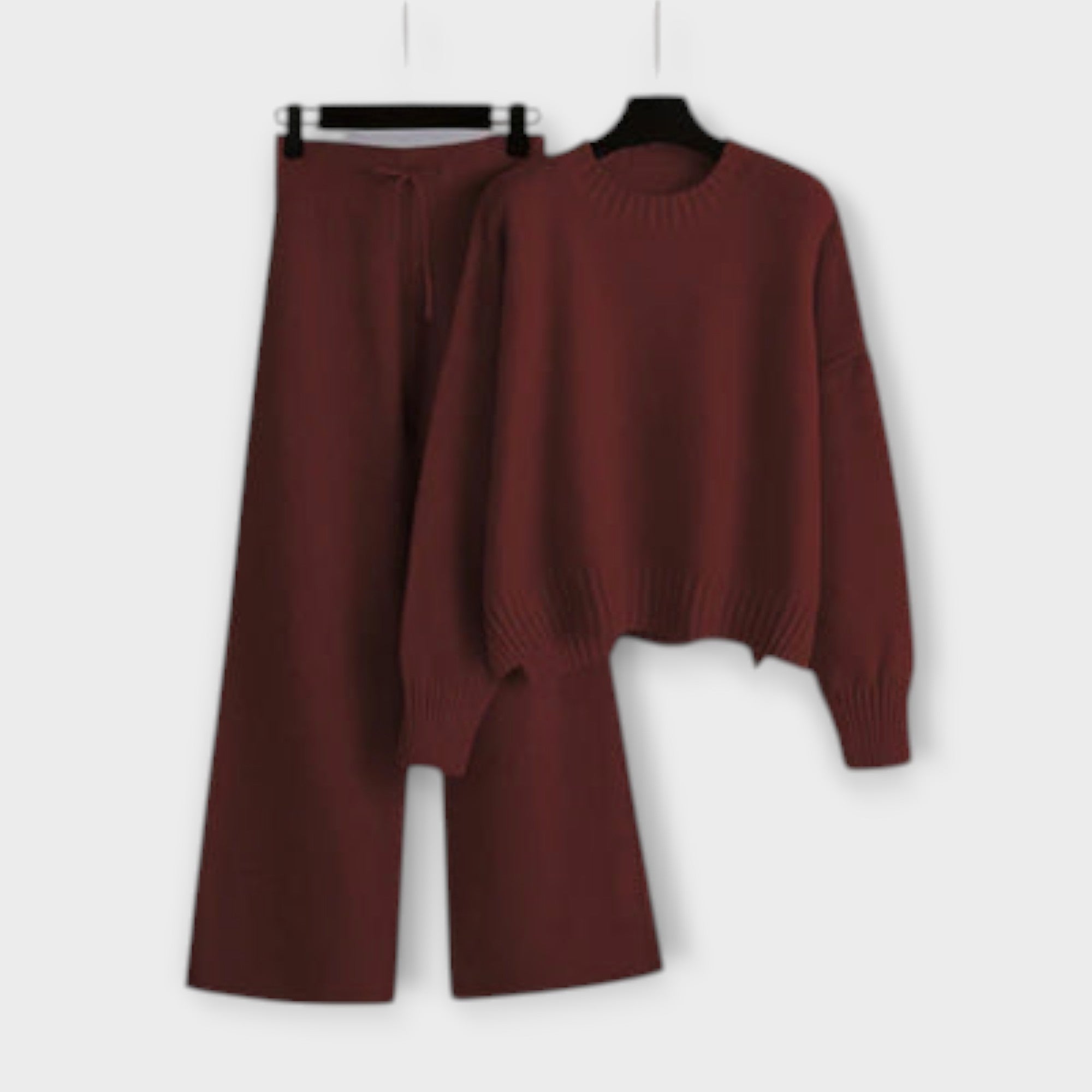 Zweiteiliges Strickset: bordeauxroter Pullover mit Rundhalsausschnitt und weiter Hose mit Kordelzug