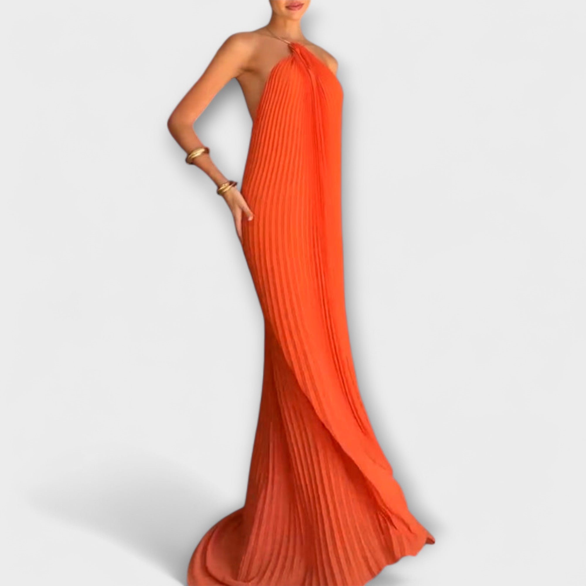 Oranges Plisseekleid mit seitlichem Schlitz und ausgestelltem, langem Saum.