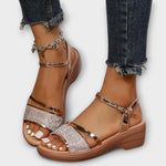 Božena Sandalen, silberfarbene Riemchen und Knöchelriemen mit Kette, breiter Keilabsatz