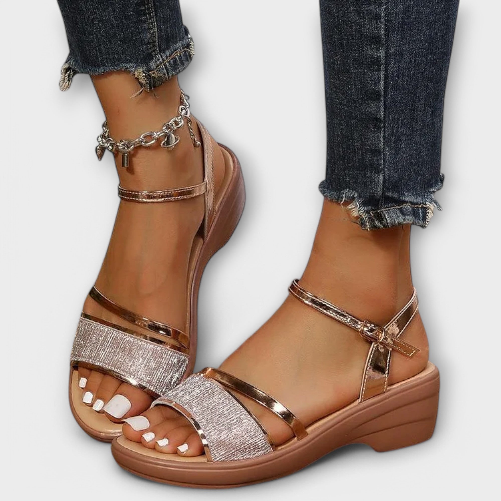 Božena Sandalen, silberfarbene Riemchen und Knöchelriemen mit Kette, breiter Keilabsatz