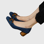 Dorothy High Heels aus dunkelblauem Veloursleder mit goldener Schleifen-Schnalle, mittlerer Blockabsatz