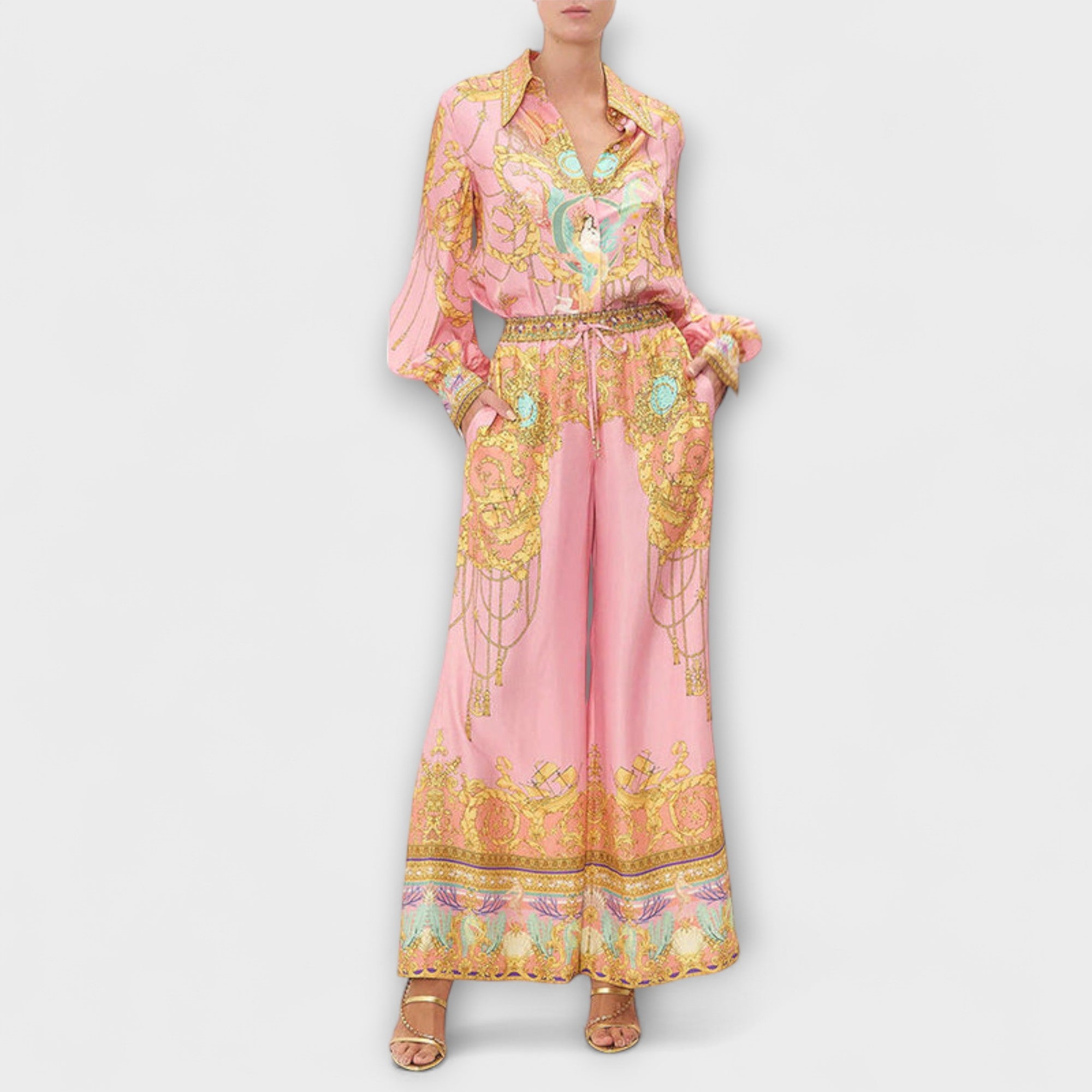 Set aus Hemd mit V-Ausschnitt und fließender Hose, rosa mit buntem goldfarbenem Ornamentmuster