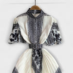 Delilah Vintage-inspiriertes Kleid mit dunklem Muster, Puffärmeln und tailliertem Rock