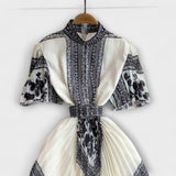 Delilah Vintage-inspiriertes Kleid mit dunklem Muster, Puffärmeln und tailliertem Rock