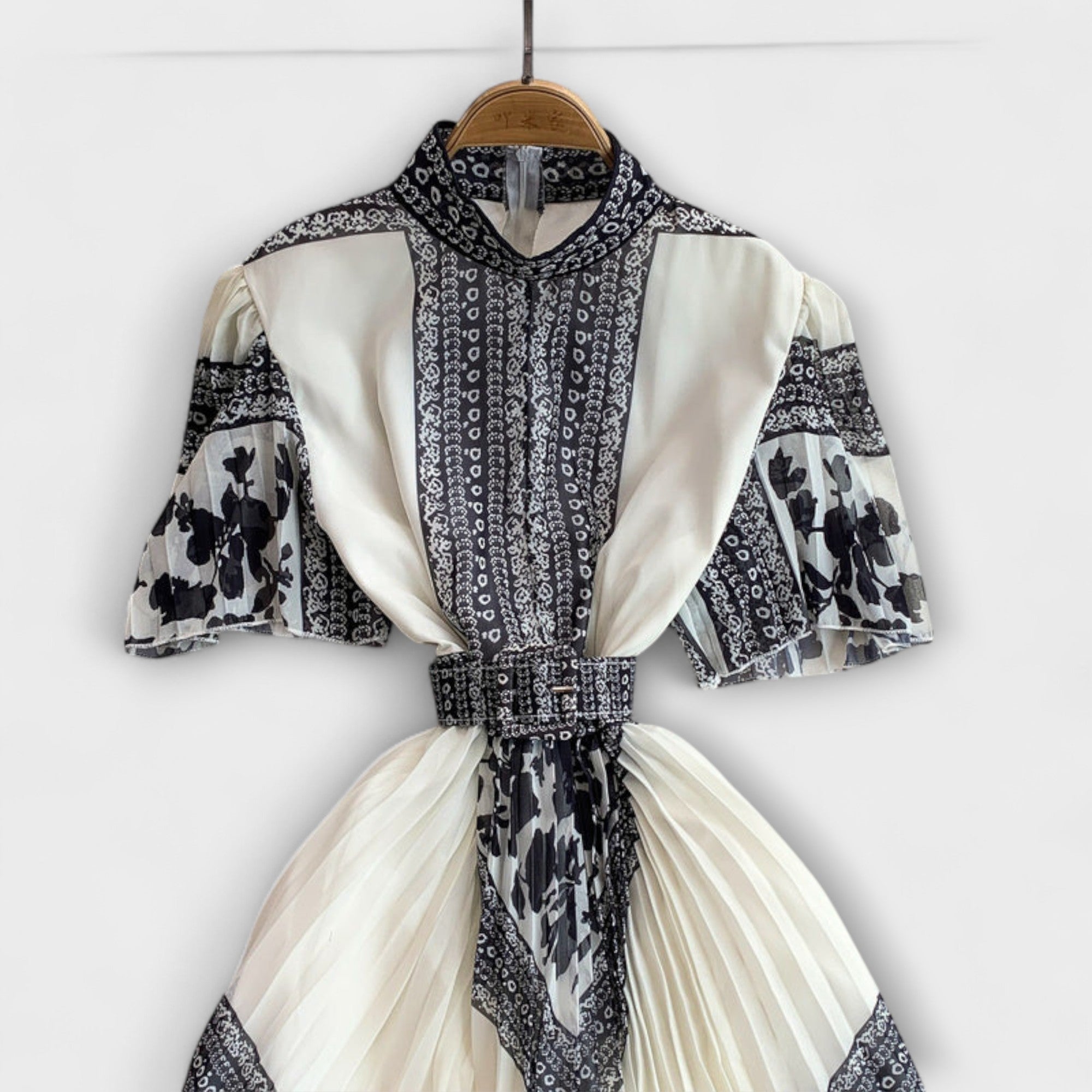Delilah Vintage-inspiriertes Kleid mit dunklem Muster, Puffärmeln und tailliertem Rock