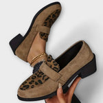 Brauner Loafer mit Leopardenmuster-Einlage, oberem Riemen und schwarzer Laufsohle