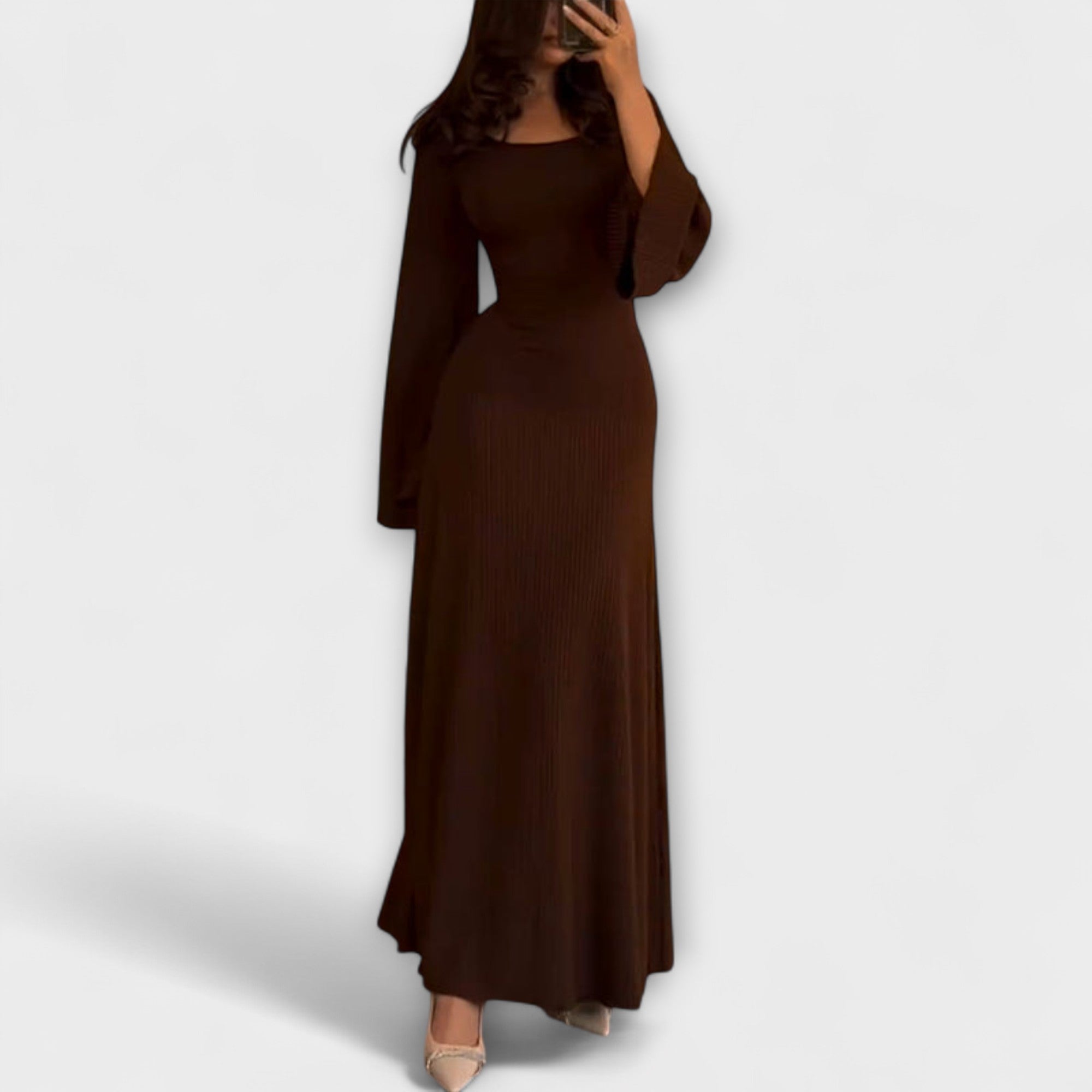 Braunes Strickkleid mit langen Ärmeln, geripptem Muster und Taillendetail