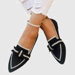 Bequeme Slipper in Schwarz mit weißem Zierband und breitem Riemen