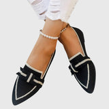 Bequeme Slipper in Schwarz mit weißem Zierband und breitem Riemen
