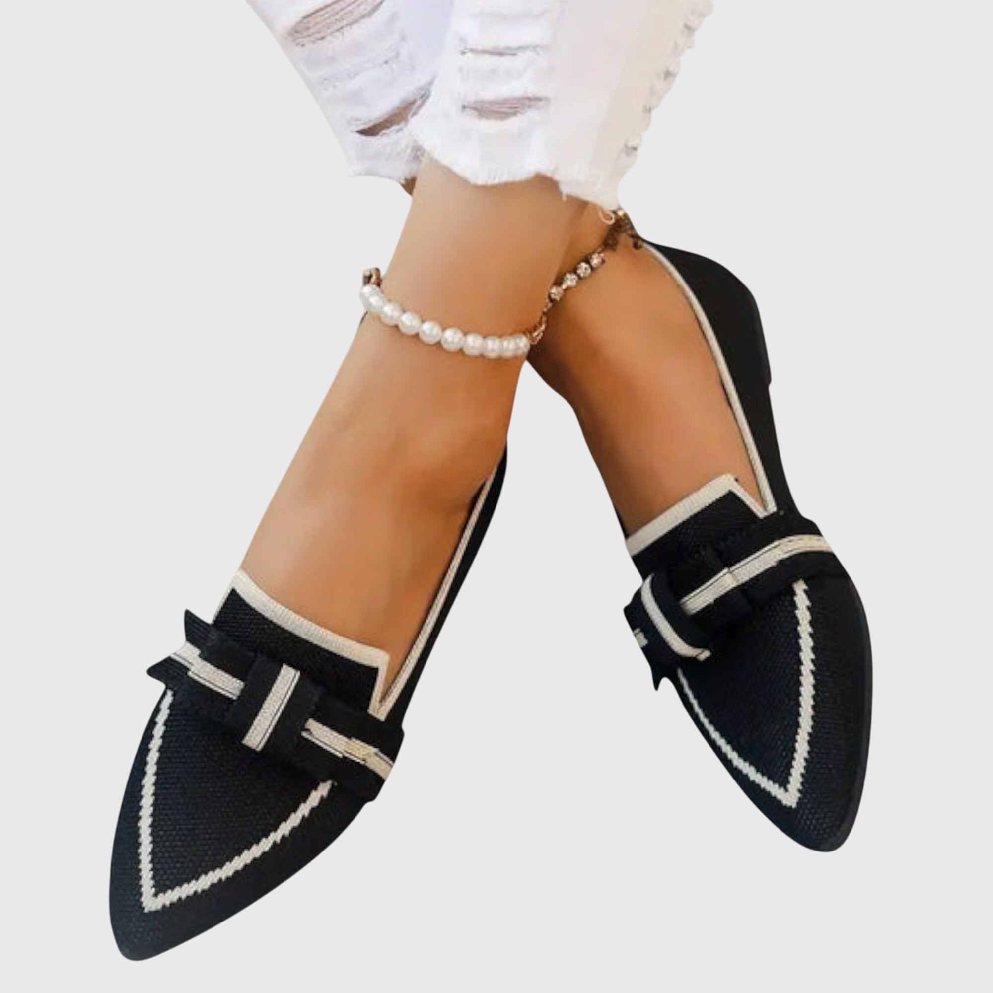 Bequeme Slipper in Schwarz mit weißem Zierband und breitem Riemen