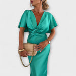 Grünes Satin-Maxikleid mit V-Ausschnitt und Kreuzknoten vorne, Kurzarm, schmaler Schnitt