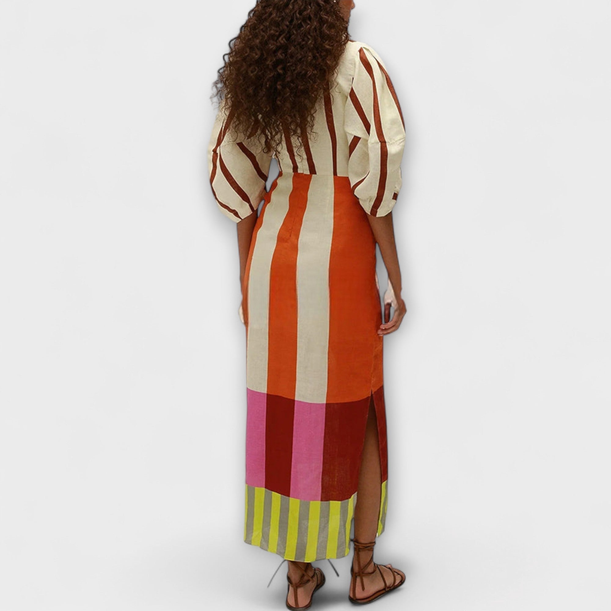 Maxi-Kleid seitliche Ansicht, Front-Ausschnitt und Puffärmel, vertikale Streifen, vorn Schlitz