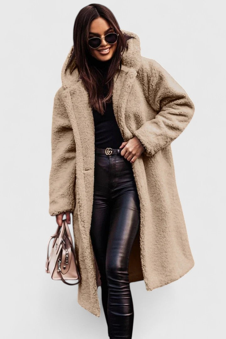 Lange Jacke mit Teddy-Felloptik, Reverskragen und Knopfverschluss, beige.