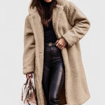 Lange Jacke mit Teddy-Felloptik, Reverskragen und Knopfverschluss, beige.