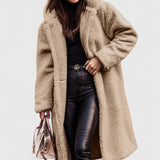 Lange Jacke mit Teddy-Felloptik, Reverskragen und Knopfverschluss, beige.