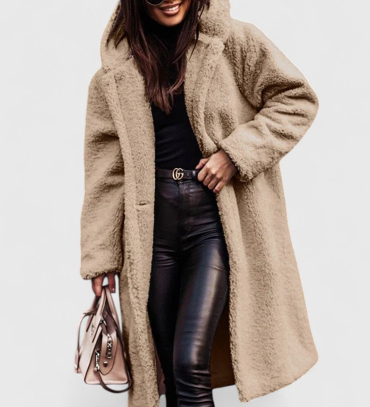 Lange Jacke mit Teddy-Felloptik, Reverskragen und Knopfverschluss, beige.