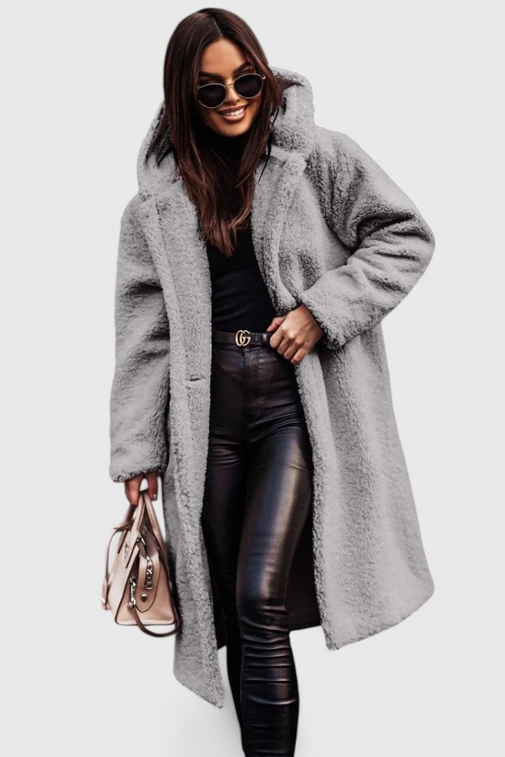Lange Jacke mit Teddy-Felloptik, Reverskragen und Knopfverschluss, grau.