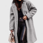 Lange Jacke mit Teddy-Felloptik, Reverskragen und Knopfverschluss, grau.