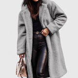 Lange Jacke mit Teddy-Felloptik, Reverskragen und Knopfverschluss, grau.