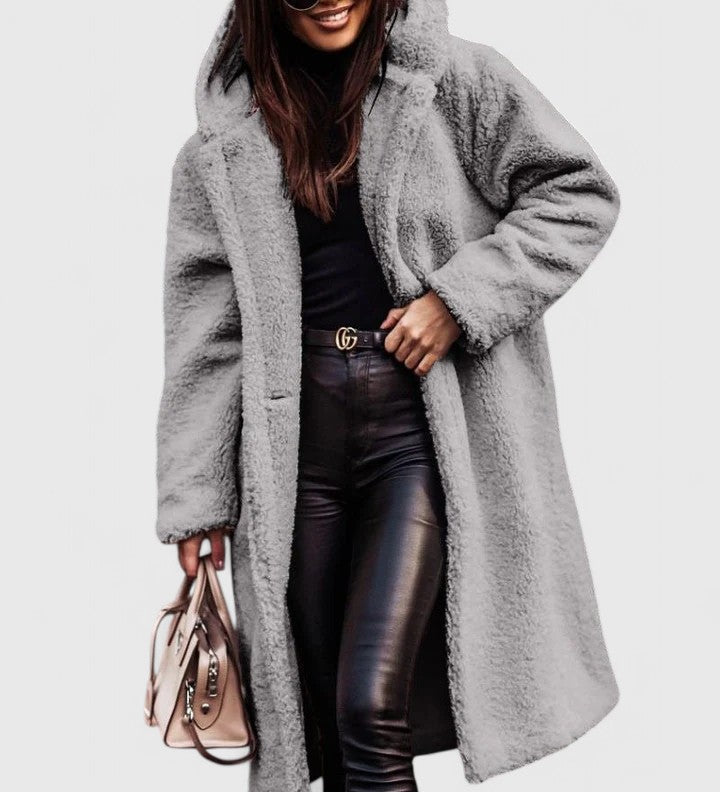 Lange Jacke mit Teddy-Felloptik, Reverskragen und Knopfverschluss, grau.