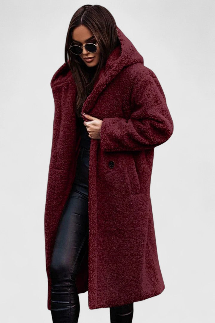 Lange Jacke mit Teddy-Felloptik, Reverskragen und Knopfverschluss, bordeauxrot.
