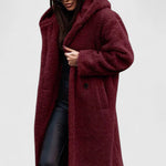 Lange Jacke mit Teddy-Felloptik, Reverskragen und Knopfverschluss, bordeauxrot.