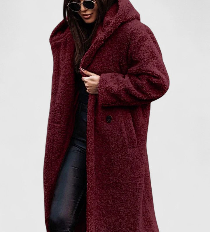 Lange Jacke mit Teddy-Felloptik, Reverskragen und Knopfverschluss, bordeauxrot.