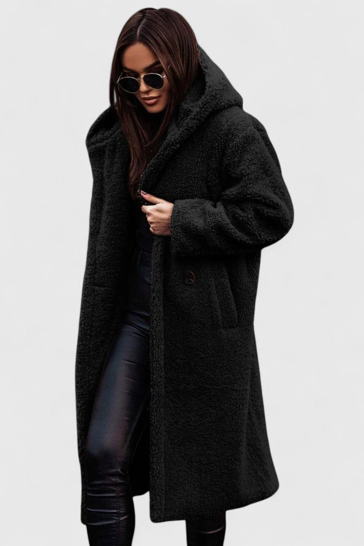 Lange Jacke mit Teddy-Felloptik, Reverskragen und Knopfverschluss, schwarz.