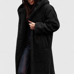 Lange Jacke mit Teddy-Felloptik, Reverskragen und Knopfverschluss, schwarz.
