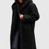 Lange Jacke mit Teddy-Felloptik, Reverskragen und Knopfverschluss, schwarz.