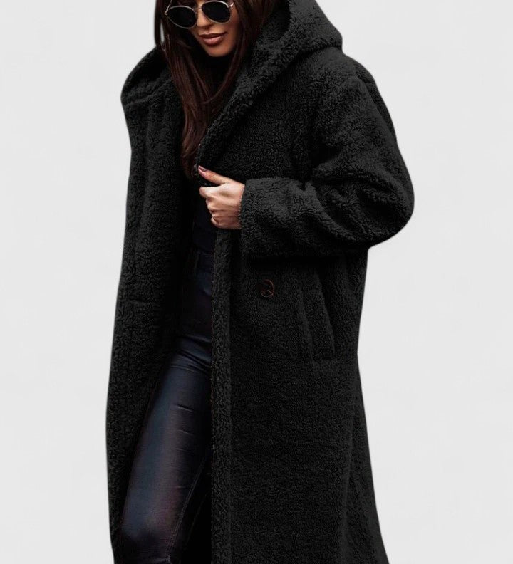 Lange Jacke mit Teddy-Felloptik, Reverskragen und Knopfverschluss, schwarz.