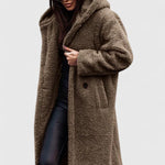Lange Jacke mit Teddy-Felloptik, Reverskragen und Knopfverschluss, hellbraun.