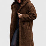 Lange Jacke mit Teddy-Felloptik, Reverskragen und Knopfverschluss, braun.