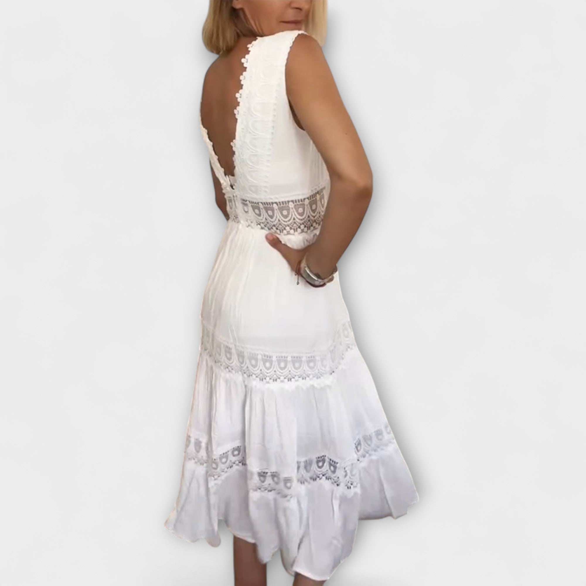 Weißes Spitzenkleid im Rückblick, offene Rückenpartie, gestufter Rock