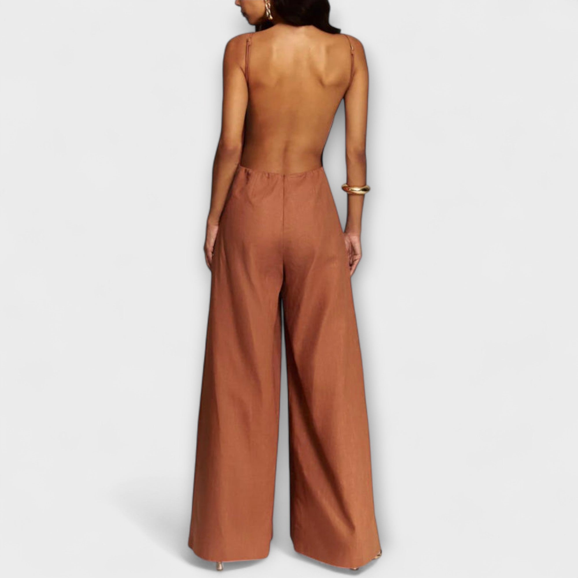 Rückansicht: brauner Halter-Jumpsuit mit tiefem Rückenausschnitt und weitem Bein
