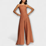 Brauner Halter-Jumpsuit mit weitem Bein, schmaler Taille und Taschen vorn