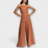 Brauner Halter-Jumpsuit mit weitem Bein, schmaler Taille und Taschen vorn