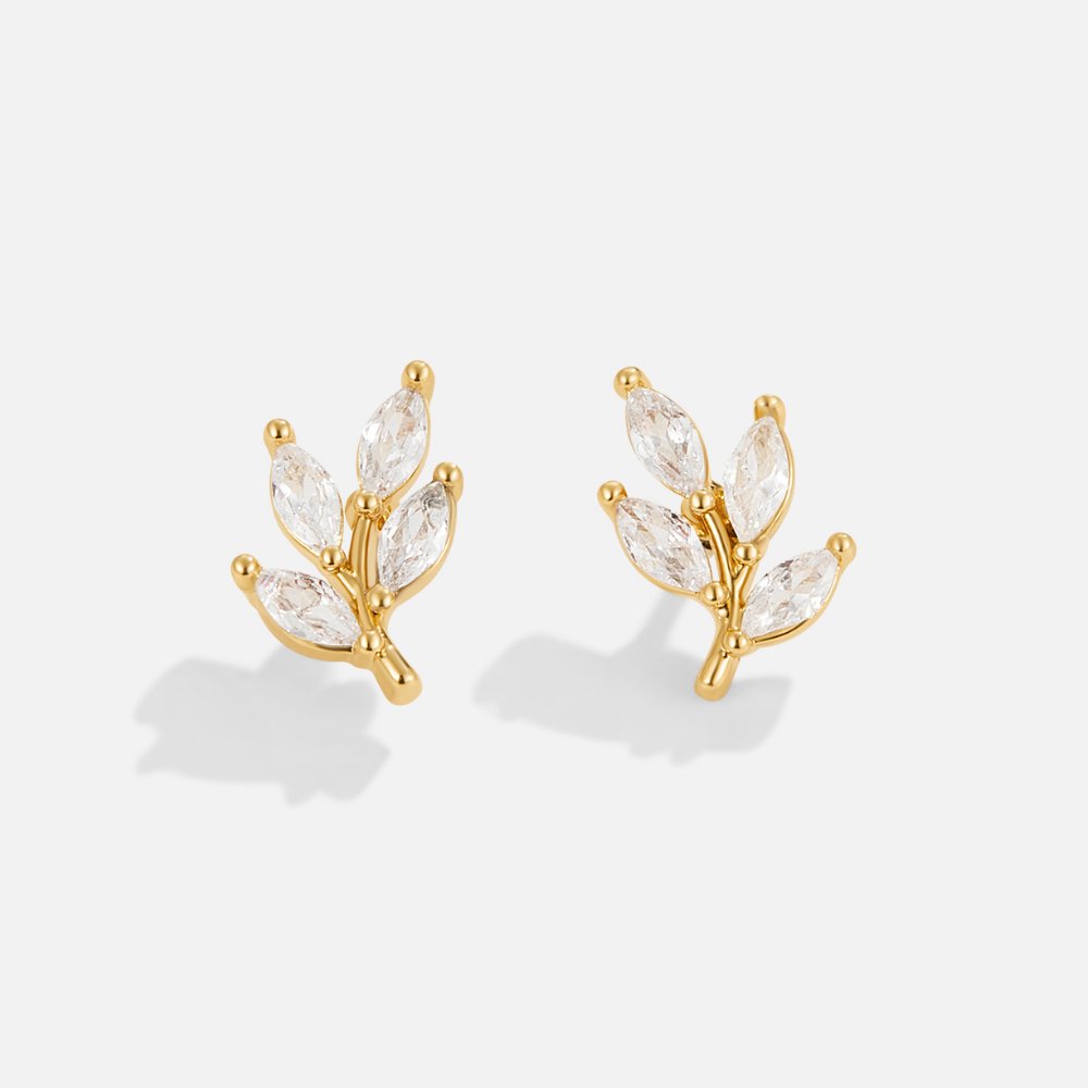 Goldene Ohrringe mit Blattdesign, weißen Glaseinsätzen und Steckern
