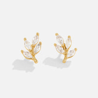 Zoé – Goldene Ohrringe mit Blattdesign.