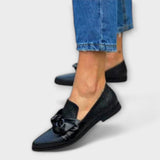 Schwarzer Loafer mit Schlangenledermuster und Schleifendetail am Vorderblatt